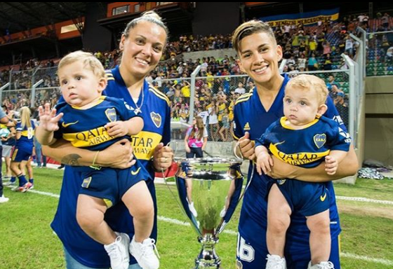 Las orgullosas madres lesbianas futbolistas