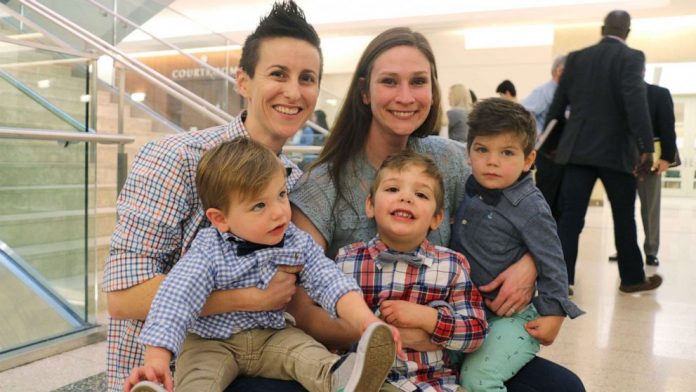 Madres lesbianas adoptan 3 hermanos