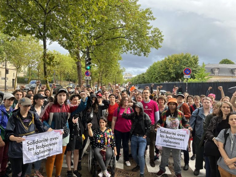 Lesbianas europeas se unen contra la decisión de Italia de quitar a las madres no gestantes a sus hijos
